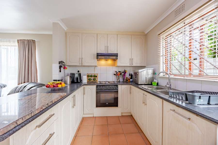 3 Bedroom Property for Sale in Oakglen Western Cape